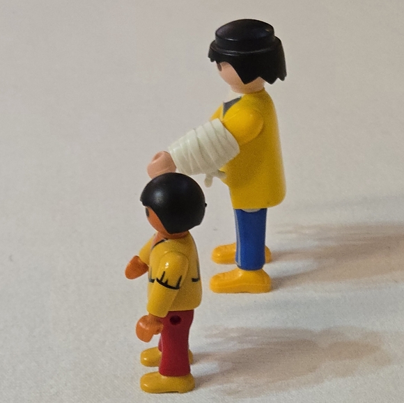 2 Vintage Playmobile Geobra Figurines, a Native American Boy, and a Injuried Man - Picture 4 of 10